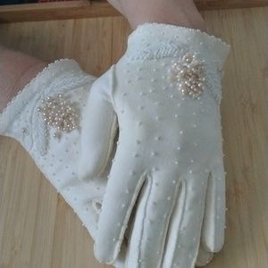 Vintage 1970s Cotton Pearl Embellished Wrist Length Gloves
